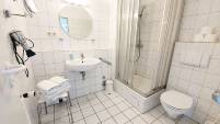 Ferienwohnung Auengl&uuml;ck Innenhof - Modernes Badezimmer mit Duschkabine