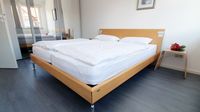 Ferienwohnung Auengl&uuml;ck Innenhof - Schlafzimmer mit qualitativ hochwertigem Doppelbett und gro&szlig;em Kleiderschrank